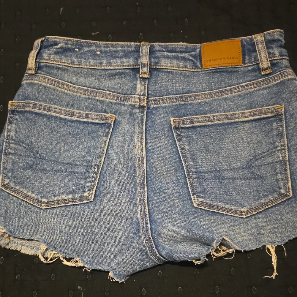 American Eagle Super Hi-Rise Dual Button Ripped Blue Jean Mom Shorts 00 - Picture 6 of 9